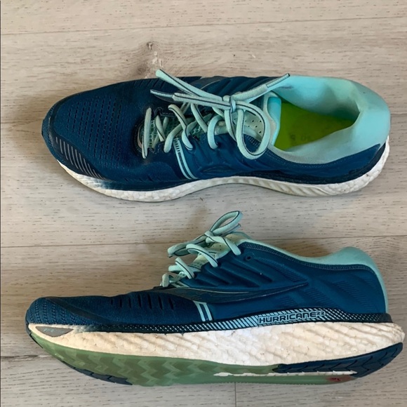 Women's Saucony Hurricane 22 Running Sneakers - Picture 1 of 10